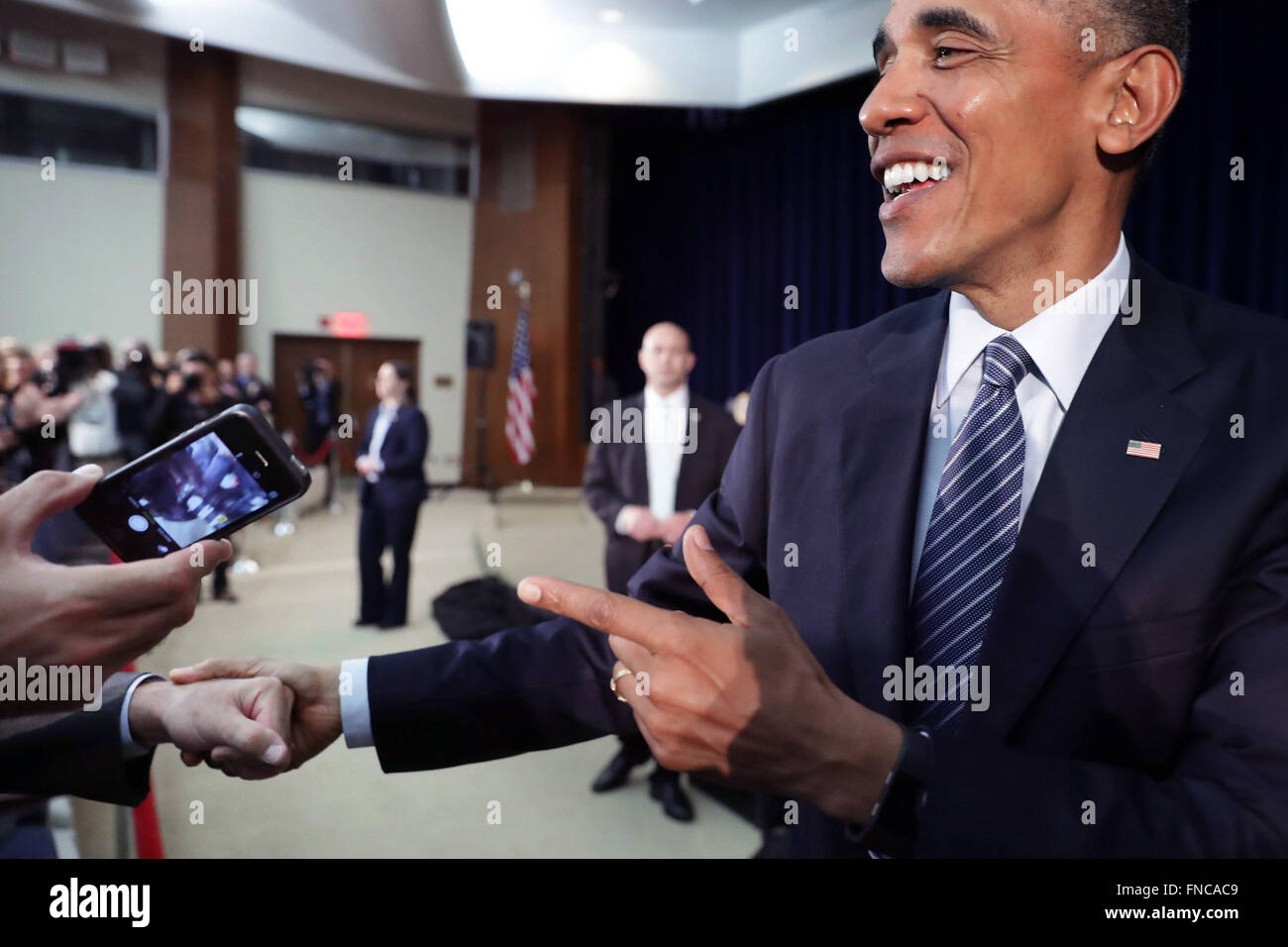 Washington, District Of Columbia, USA. 14. März 2016. United States President Barack Obama (R) lehnt einen Antrag auf ein "Selbstporträt" beim Gruß State Department Mitarbeiter auf der Leiter der Missionen Konferenz in Dean Acheson Auditorium bei der Truman Gebäude 14. März 2016 in Washington, DC. Obama hervor die Arbeit und Opfer von den Vereinigten Staaten diplomatische Korps und sprach über seine Verwaltung Leistungen. Bildnachweis: Chip Somodevilla/Pool über CNP Credit: Chip Somodevilla/CNP/ZUMA Draht/Alamy Live-Nachrichten Stockfoto