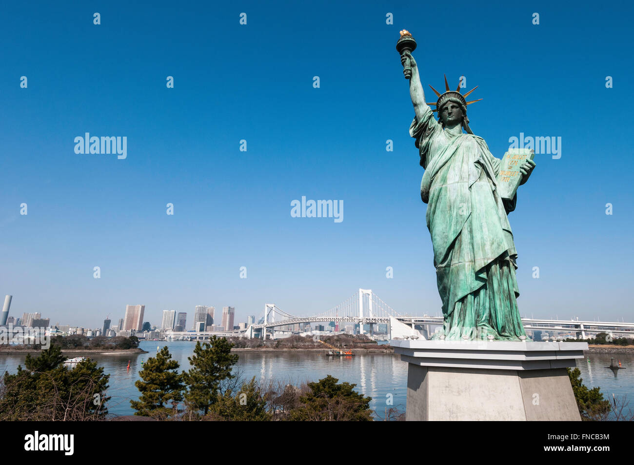 Replik der Freiheitsstatue und Regenbogen-Brücke, Odaiba, Tokyo, Japan Stockfoto