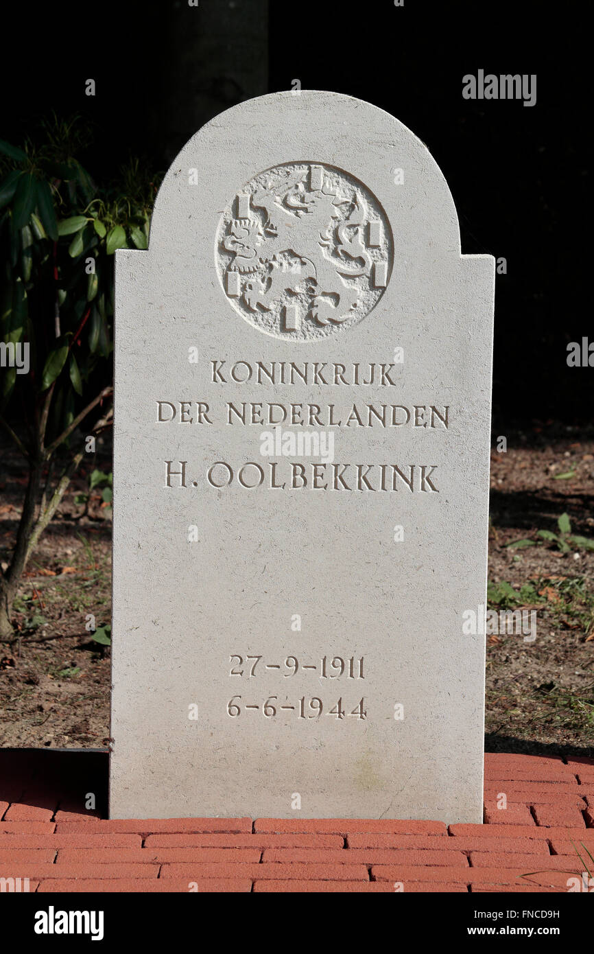 Das Grab von niederländischer Widerstandskämpfer H Oolbekkink in der holländischen Krieg Gräber Friedhof, Jonkerbos, Nijmegen, Niederlande. Stockfoto