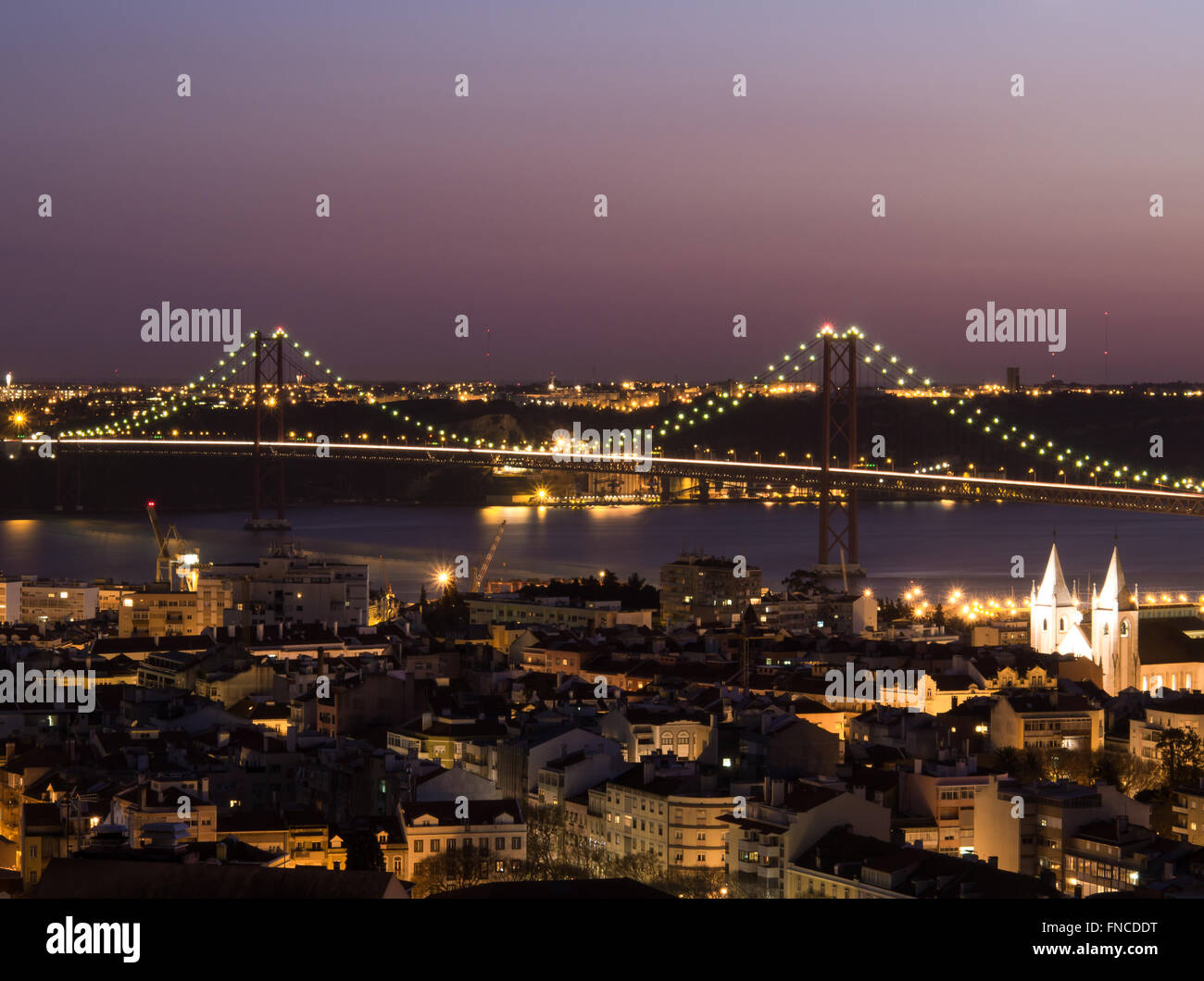 Ponte 25 de Abril auf Nachtansicht, Lissabon, Portugal Stockfoto