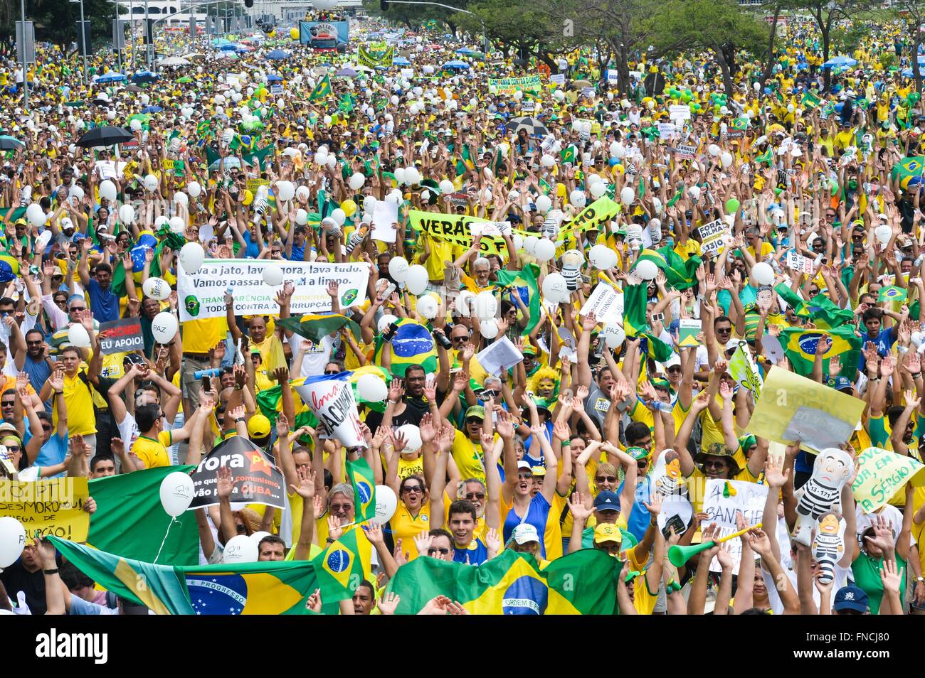 Brasilia, Brasilien. 13. März 2016. Zehntausende von Demonstranten versammeln sich vor dem Regierungsviertel in der Hauptstadt zu verlangen, den Rücktritt der brasilianischen Präsidentin Dilma Rousseff 13. März 2016 in Brasilia, Brasilien. Rousseff abgelehnte Anrufe für ihren Rücktritt inmitten einer politischen Sturm durch einen massiven Korruptionsskandal vertieft. Stockfoto