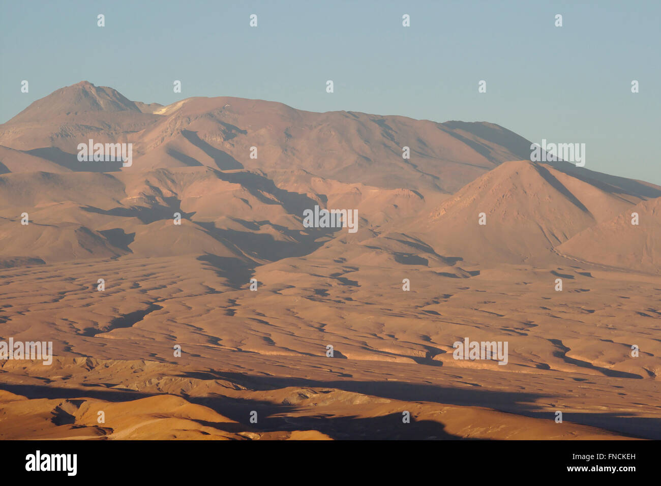 Vulkane der Anden, gesehen vom Valle De La Muerte in der Nähe von San Pedro de Atacama, Chile Stockfoto