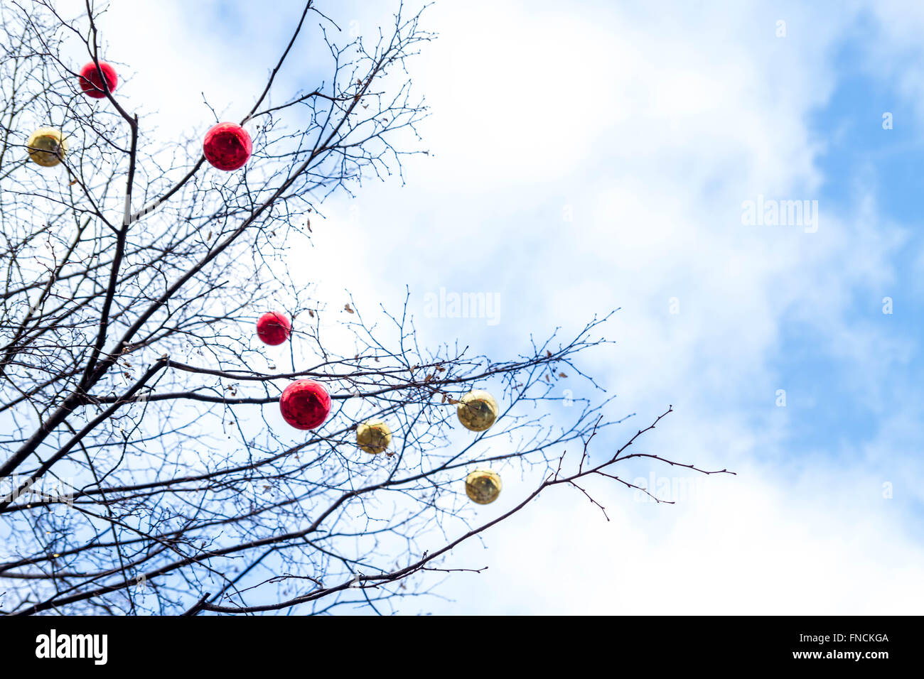 Spielzeug Weihnachtskugeln am Baum Stockfoto