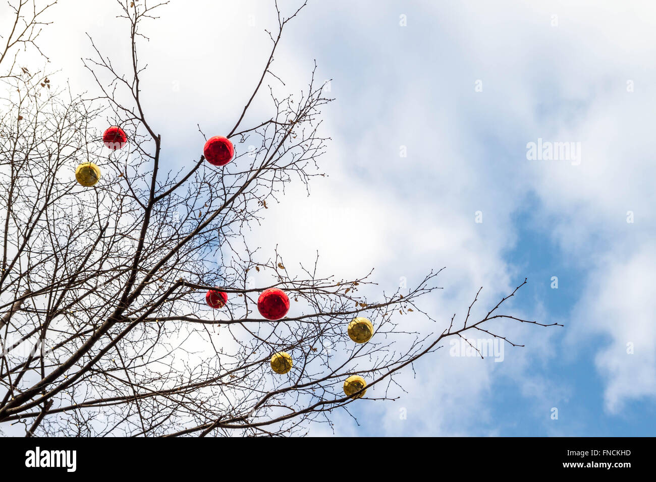 Spielzeug Weihnachtskugeln am Baum Stockfoto