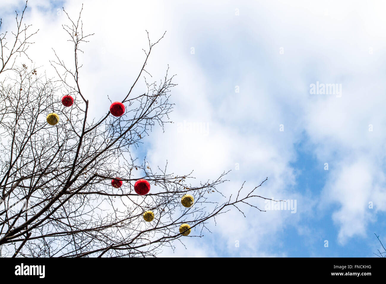 Spielzeug Weihnachtskugeln am Baum Stockfoto