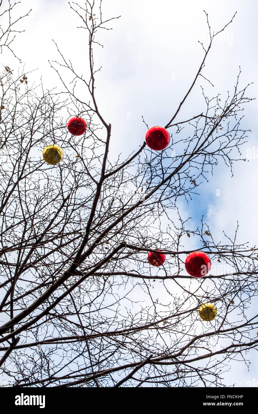 Spielzeug Weihnachtskugeln am Baum Stockfoto
