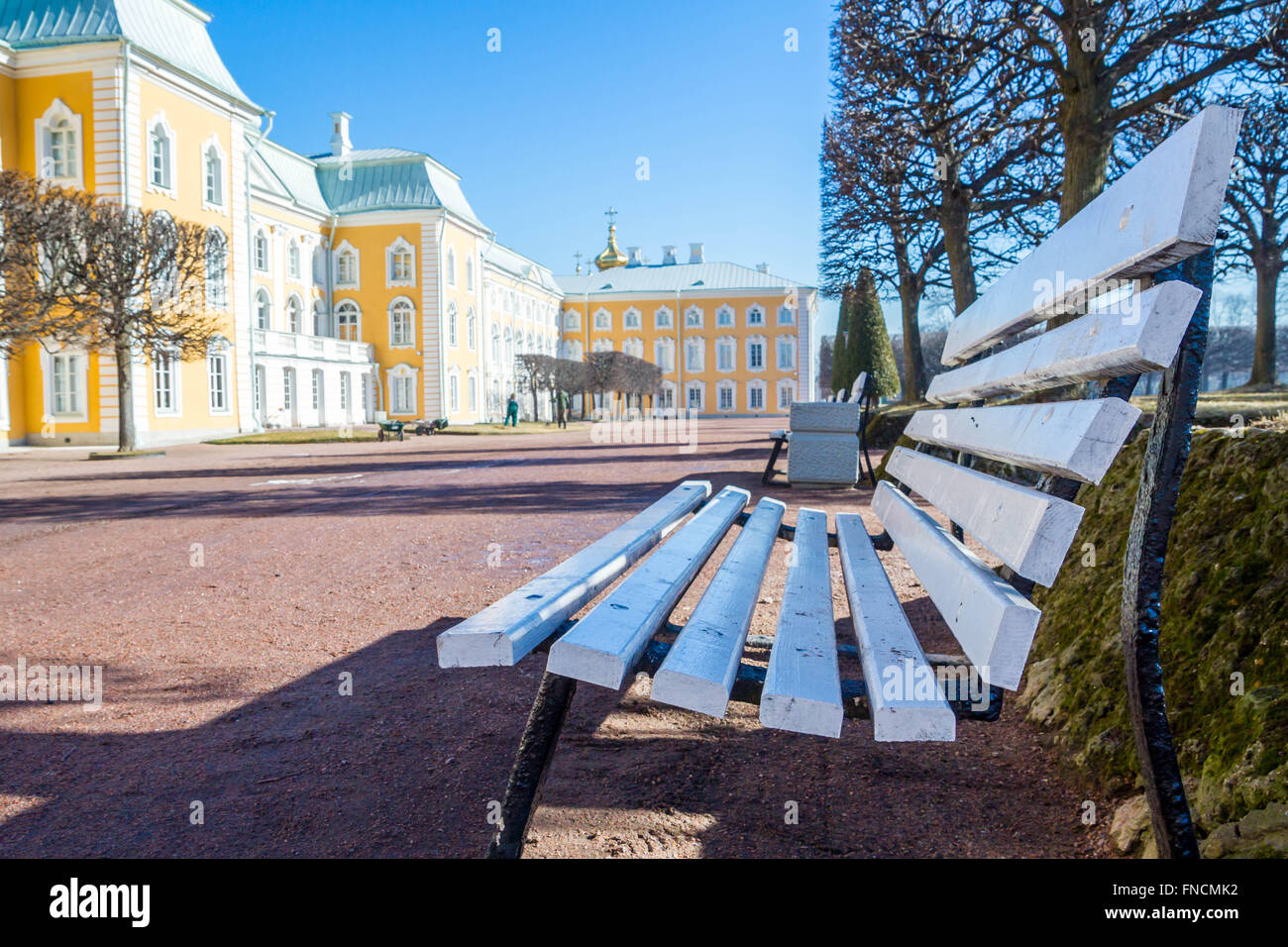 Weiße Holzbank an einem sonnigen Tag im Park Stockfoto