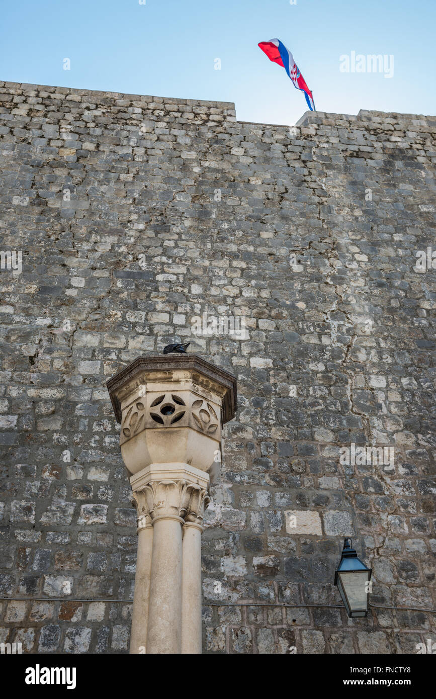 Kroatische Flagge auf den Mauern von Dubrovnik Sorrounding Altstadt der Stadt, Kroatien Stockfoto
