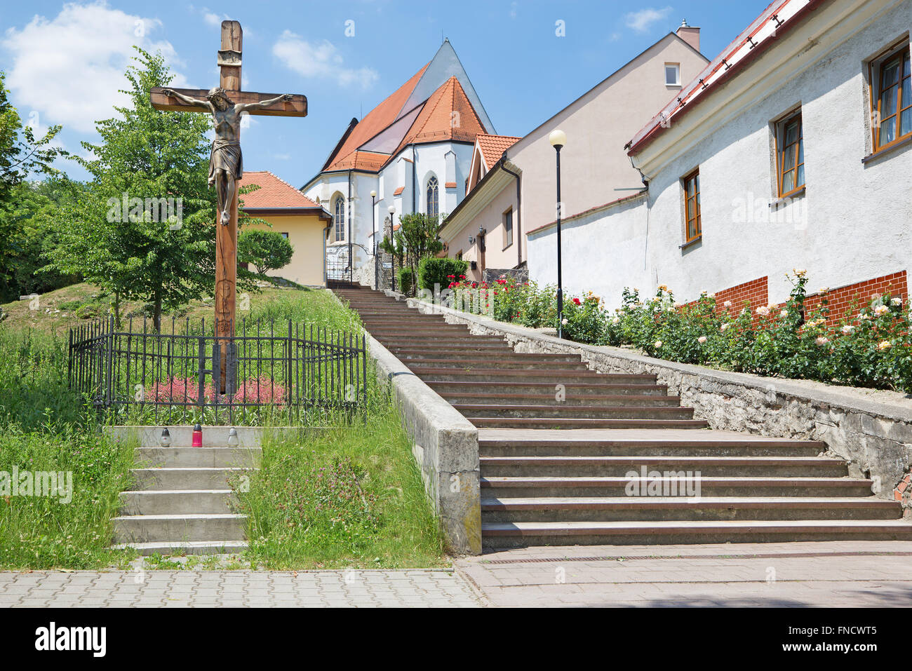 Svaty Jur - das Kreuz und die gotische Kirche im Hintergrund. Slowakei. Stockfoto