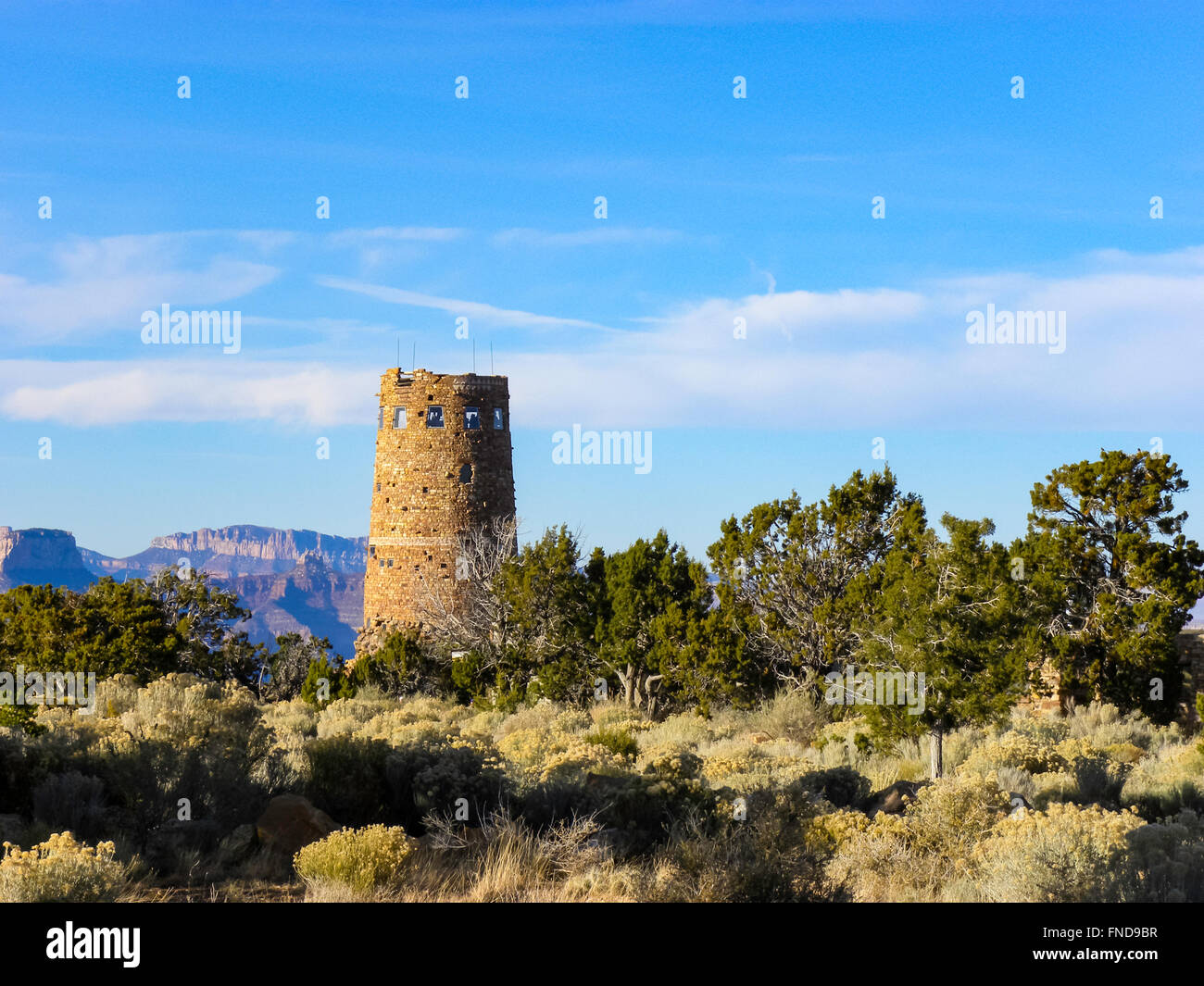 Rock-Gebäude am Grand CanyonNationalpark. Pinsel, Bäume unter blauem Himmel. Stockfoto