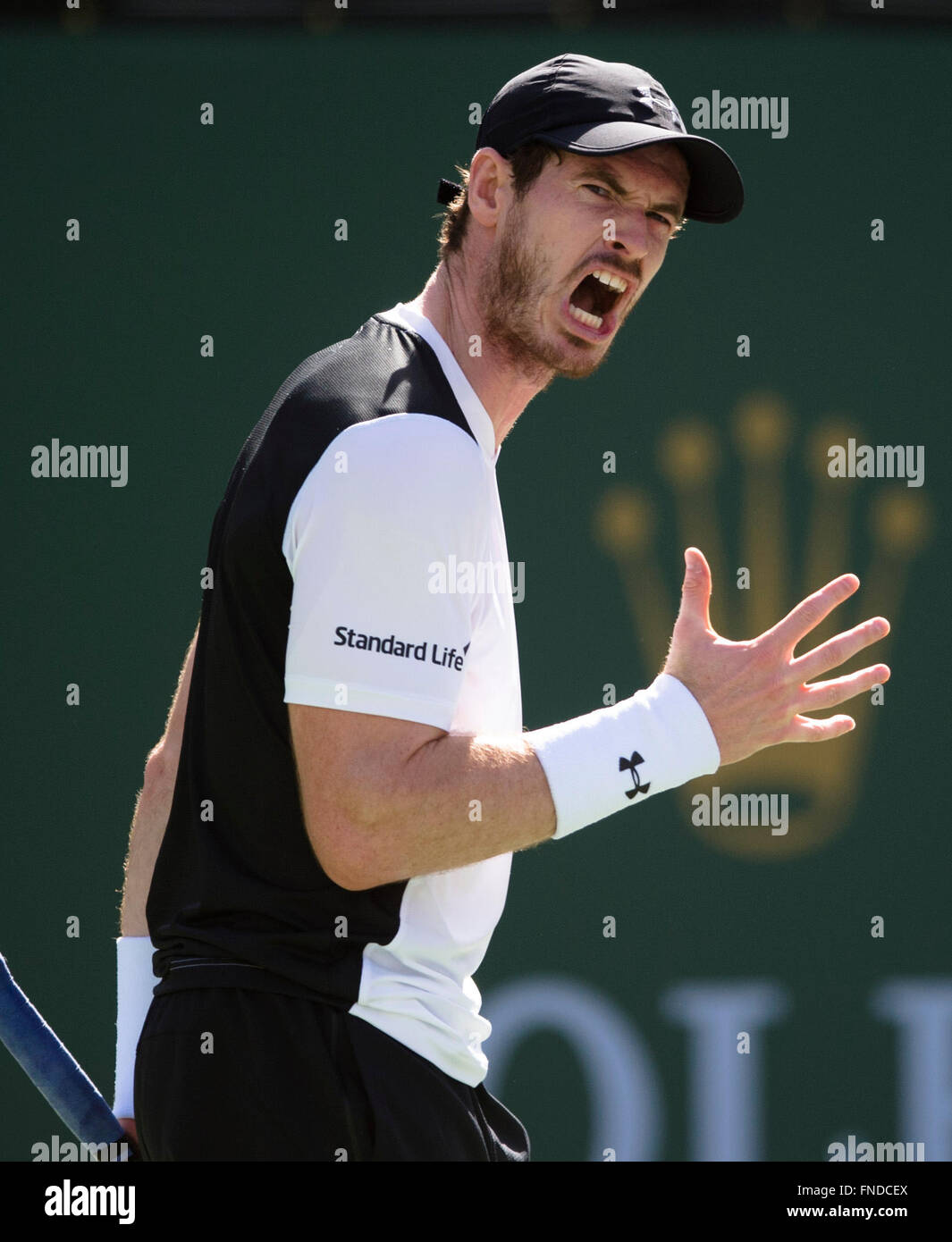 (160315)--INDIAN WELLS, März. 15, 2016 (Xinhua)--Andy Murray aus Großbritannien reagiert während seiner dritten Runde Herren Einzel gegen Federico Delbonis von Argentinien bei der BNP Paribas Open in Indian Wells, Vereinigte Staaten, am 14. März 2016. Murray verlor 1: 2. (Xinhua/Yang Lei) Stockfoto