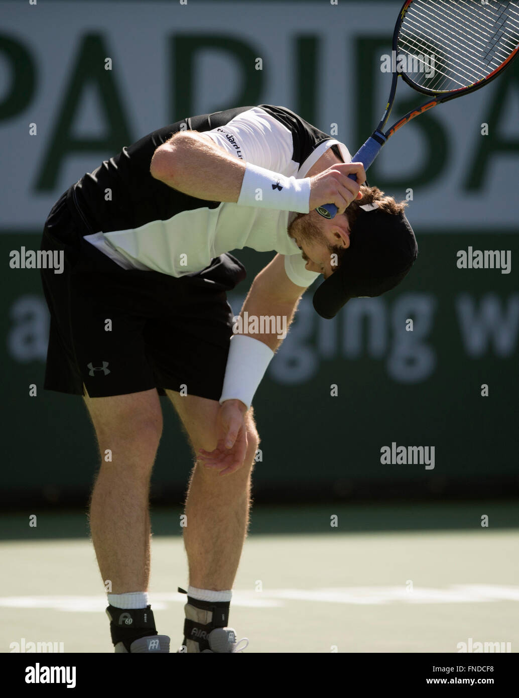 (160315)--INDIAN WELLS, März. 15, 2016 (Xinhua)--Andy Murray aus Großbritannien reagiert während seiner dritten Runde Herren Einzel gegen Federico Delbonis von Argentinien bei der BNP Paribas Open in Indian Wells, Vereinigte Staaten, am 14. März 2016. Murray verlor 1: 2. (Xinhua/Yang Lei) Stockfoto