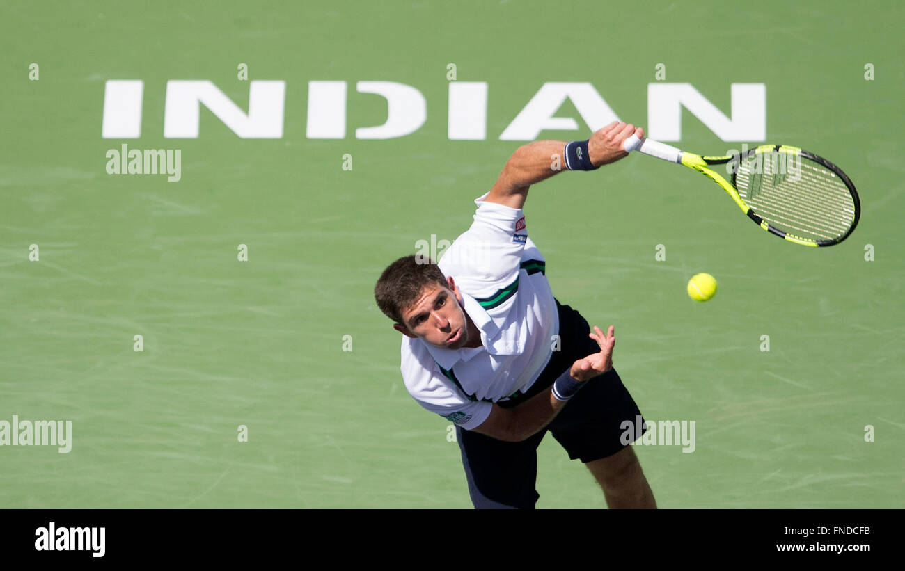 (160315)--INDIAN WELLS, März. 15, 2016 (Xinhua)--Federico Delbonis Argentiniens dient dazu, Andy Murray aus Großbritannien in seine dritte Runde Herren Einzel bei der BNP Paribas Open in Indian Wells, Vereinigte Staaten, am 14. März 2016. Federico Delbonis gewann 2: 1. (Xinhua/Yang Lei) Stockfoto
