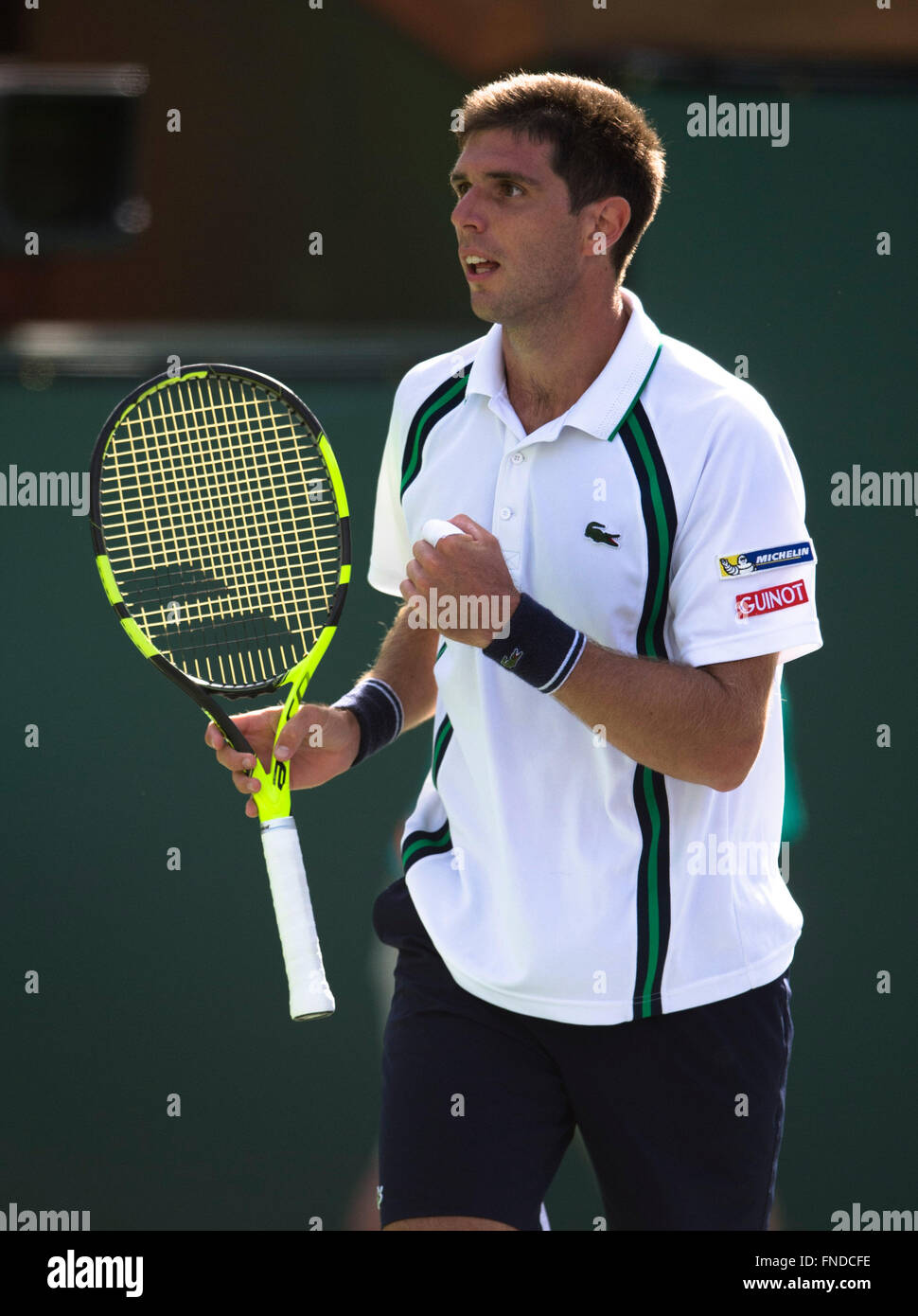 (160315)--INDIAN WELLS, März. 15, 2016 (Xinhua)--Federico Delbonis Argentiniens reagiert während seiner dritten Runde Herren Einzel gegen Andy Murray aus Großbritannien bei der BNP Paribas Open in Indian Wells, Vereinigte Staaten, am 14. März 2016. Federico Delbonis gewann 2: 1. (Xinhua/Yang Lei) Stockfoto