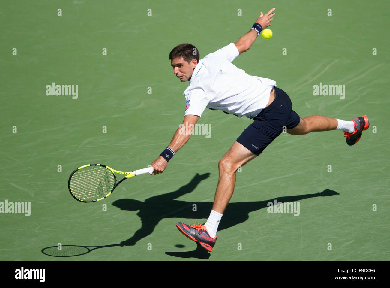 (160315)--INDIAN WELLS, März. 15, 2016 (Xinhua)--Federico Delbonis von Argentinien trifft eine Rückkehr in seine dritte Runde Herren Einzel gegen Andy Murray aus Großbritannien bei der BNP Paribas Open in Indian Wells, Vereinigte Staaten, am 14. März 2016. Federico Delbonis gewann 2: 1. (Xinhua/Yang Lei) Stockfoto
