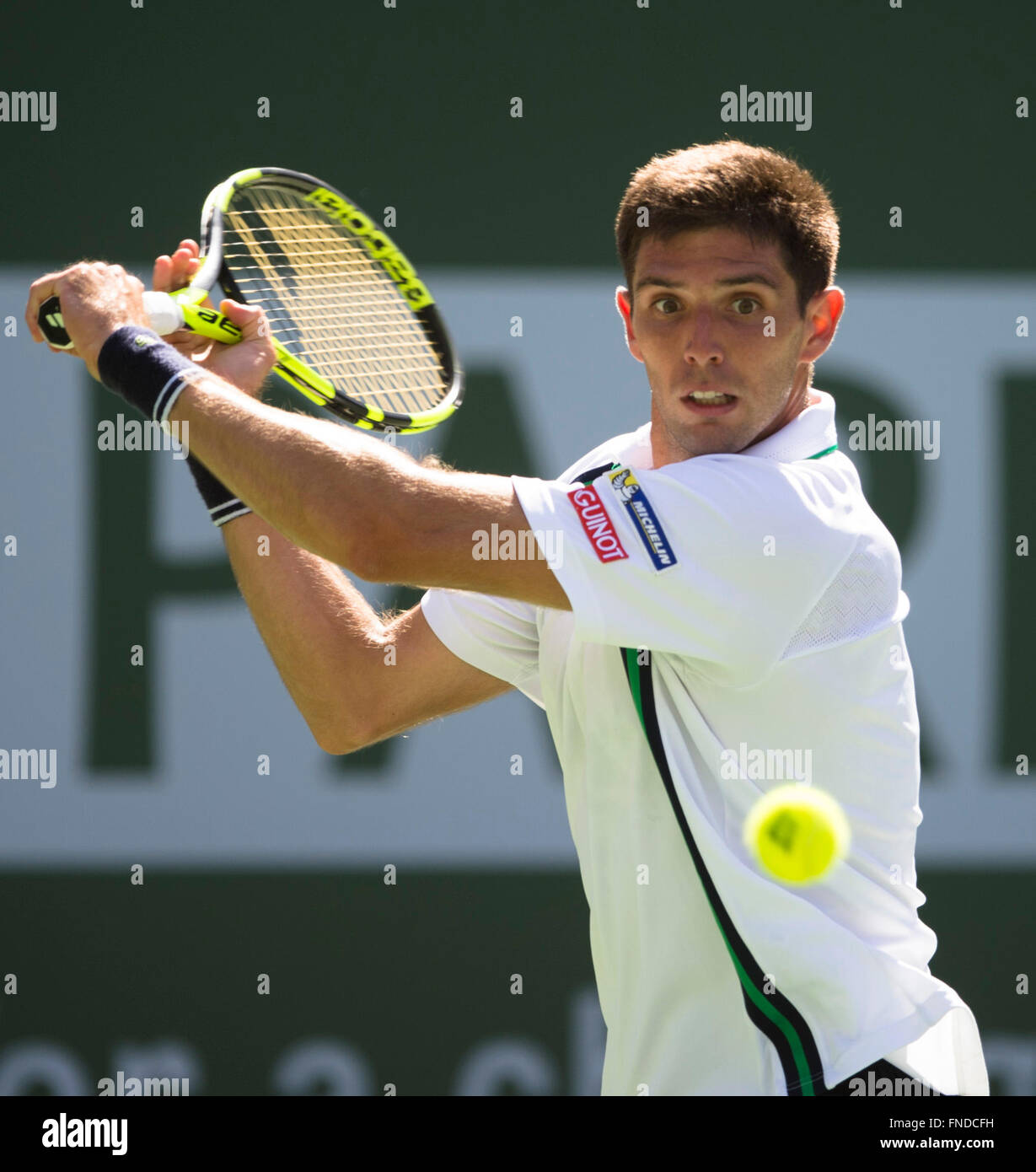 (160315)--INDIAN WELLS, März. 15, 2016 (Xinhua)--Federico Delbonis von Argentinien trifft eine Rückkehr in seine dritte Runde Herren Einzel gegen Andy Murray aus Großbritannien bei der BNP Paribas Open in Indian Wells, Vereinigte Staaten, am 14. März 2016. Federico Delbonis gewann 2: 1. (Xinhua/Yang Lei) Stockfoto