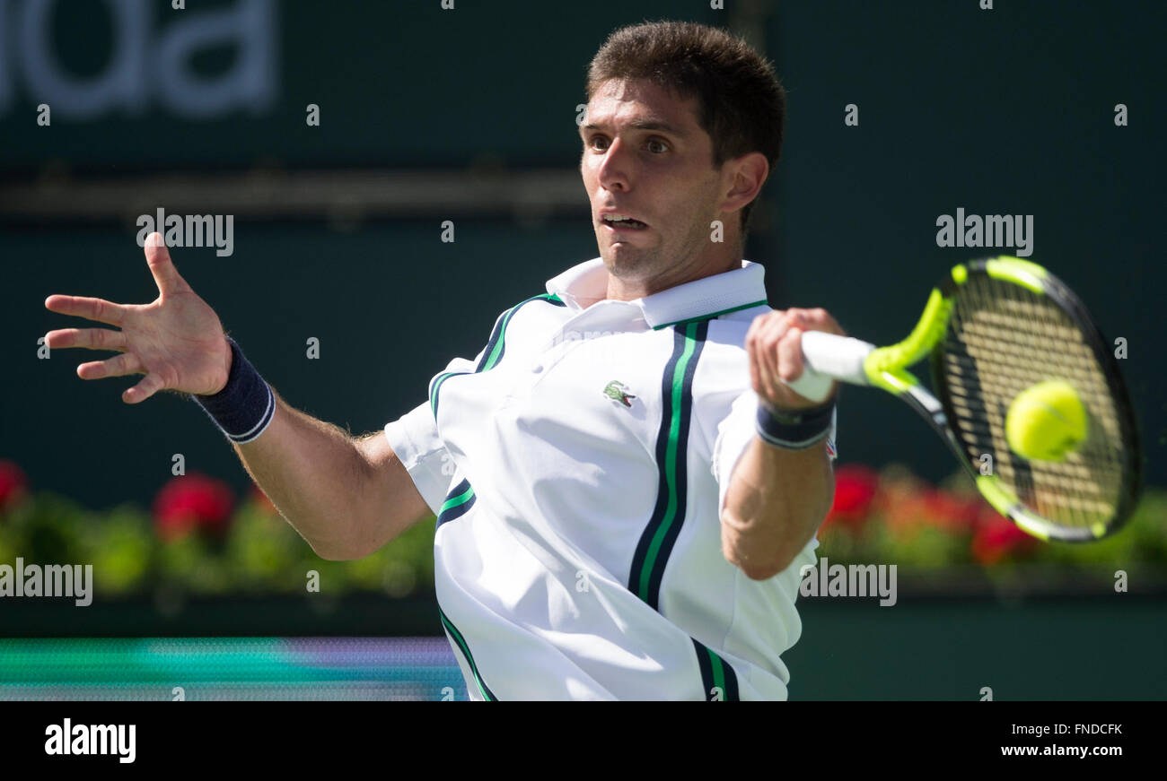 (160315)--INDIAN WELLS, März. 15, 2016 (Xinhua)--Federico Delbonis von Argentinien trifft eine Rückkehr in seine dritte Runde Herren Einzel gegen Andy Murray aus Großbritannien bei der BNP Paribas Open in Indian Wells, Vereinigte Staaten, am 14. März 2016. Federico Delbonis gewann 2: 1. (Xinhua/Yang Lei) Stockfoto