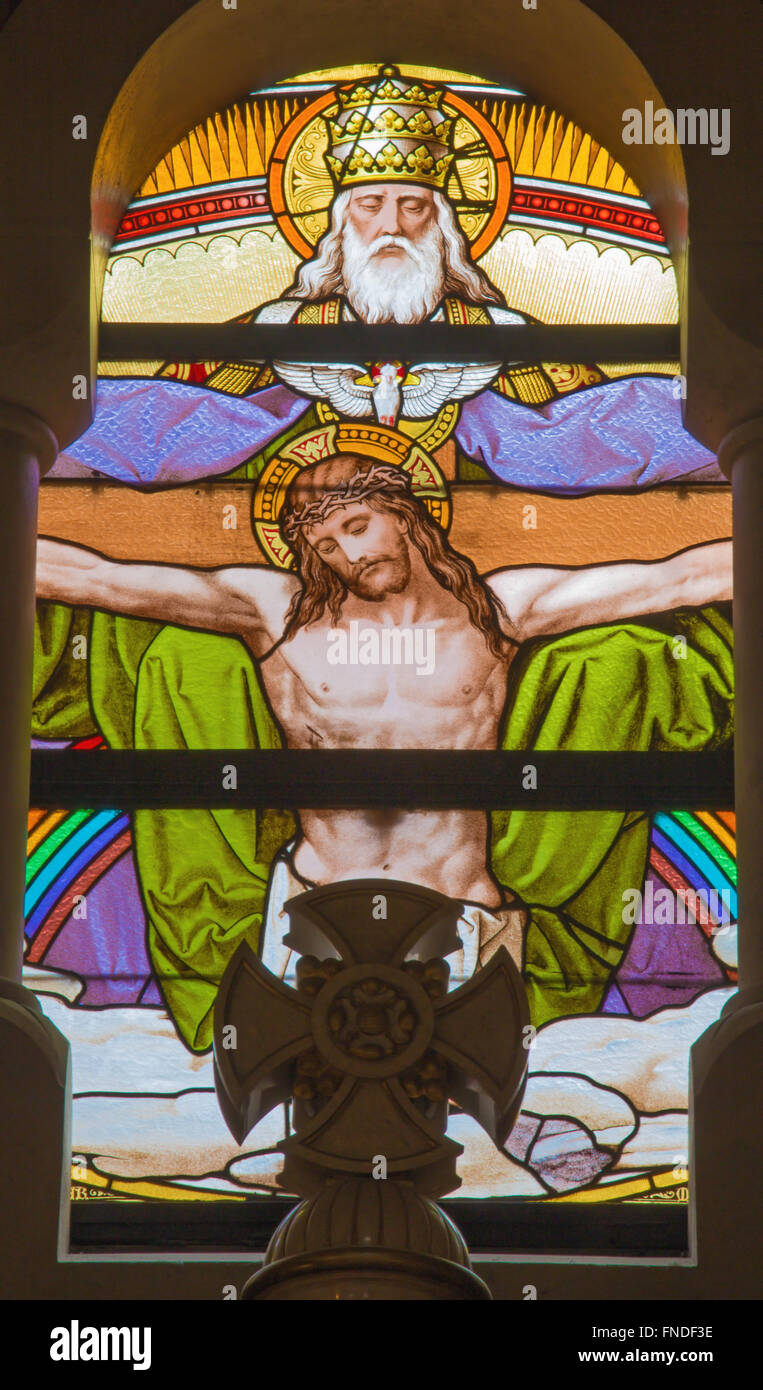 Wien, Österreich - 17. Februar 2014: Jesus am Kreuz und Gottvater, Anfang des 20. Jahrhunderts. Stockfoto