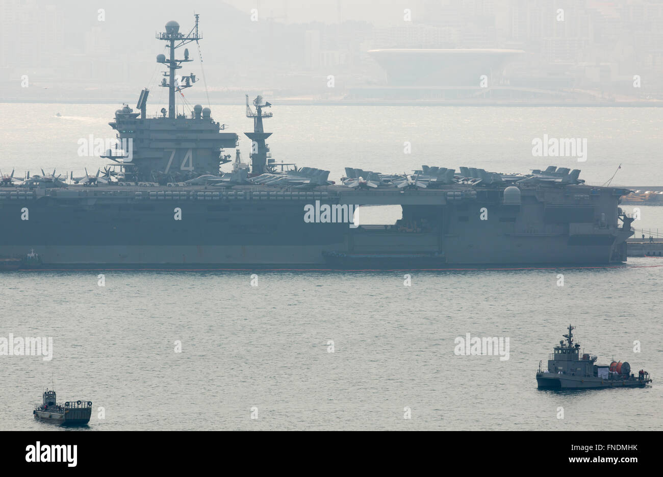 Die USS John C. Stennis, 14. März 2016: US-Atom-Supercarrier, die USS John C. Stennis in einem südkoreanischen Marine Hafen in Busan, etwa 450 km südöstlich von Seoul, Südkorea angesehen wird. Die USS John C. Stennis (CVN-74) kam in Südkorea am 13. März 2016 zur Teilnahme an den Key Resolve militärischen Übungen zwischen Südkorea und den Vereinigten Staaten, die vom 7. bis 18. März stattfindet. Die USS John C. Stennis ist siebte Nimitz-Klasse der US Navy Supercarrier, beladen mit Marine und Marine Flugzeuge einschließlich der F/A-18 Hornet, EA-6 b Prowler bekämpfen, Jets und die E - 2C Hawkeye Frühwarn-aircra Stockfoto