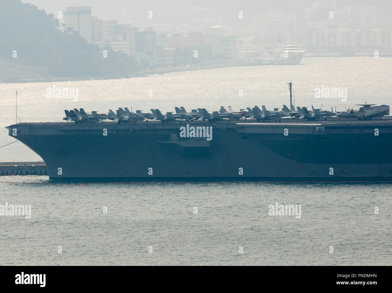 Die USS John C. Stennis, 14. März 2016: US-Atom-Supercarrier, die USS John C. Stennis in einem südkoreanischen Marine Hafen in Busan, etwa 450 km südöstlich von Seoul, Südkorea angesehen wird. Die USS John C. Stennis (CVN-74) kam in Südkorea am 13. März 2016 zur Teilnahme an den Key Resolve militärischen Übungen zwischen Südkorea und den Vereinigten Staaten, die vom 7. bis 18. März stattfindet. Die USS John C. Stennis ist siebte Nimitz-Klasse der US Navy Supercarrier, beladen mit Marine und Marine Flugzeuge einschließlich der F/A-18 Hornet, EA-6 b Prowler bekämpfen, Jets und die E - 2C Hawkeye Frühwarn-aircra Stockfoto