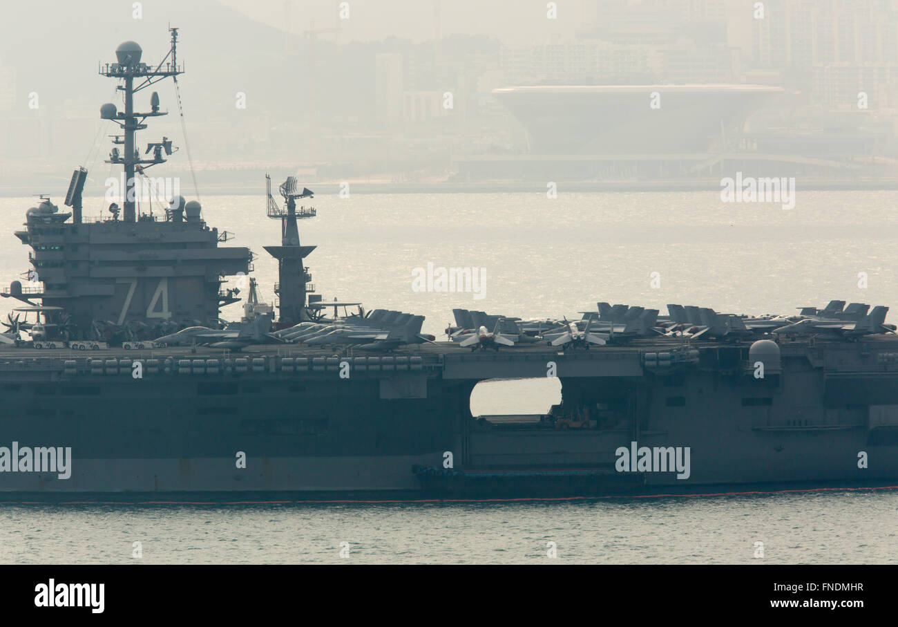 Die USS John C. Stennis, 14. März 2016: US-Atom-Supercarrier, die USS John C. Stennis in einem südkoreanischen Marine Hafen in Busan, etwa 450 km südöstlich von Seoul, Südkorea angesehen wird. Die USS John C. Stennis (CVN-74) kam in Südkorea am 13. März 2016 zur Teilnahme an den Key Resolve militärischen Übungen zwischen Südkorea und den Vereinigten Staaten, die vom 7. bis 18. März stattfindet. Die USS John C. Stennis ist siebte Nimitz-Klasse der US Navy Supercarrier, beladen mit Marine und Marine Flugzeuge einschließlich der F/A-18 Hornet, EA-6 b Prowler bekämpfen, Jets und die E - 2C Hawkeye Frühwarn-aircra Stockfoto