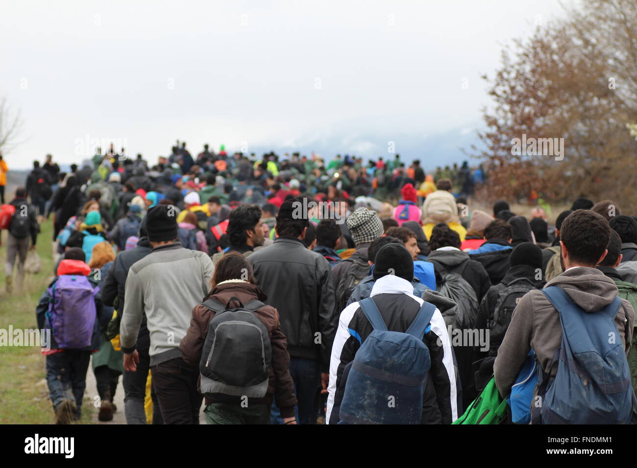 Idomeni, Griechenland. 14. März 2016. Hunderte von Flüchtlingen finden ihren Weg nach Mazedonien aus einem provisorischen Lager an der griechisch-mazedonischen Grenze, in der Nähe der griechischen Dorf Idomeni.  Tausende Flüchtlinge stranden immer noch in der provisorischen Idomeni Flüchtlingslager in Griechenland - Mazedonien-Grenze.  Bildnachweis: Orhan Zolak Alamy Live-Nachrichten Stockfoto