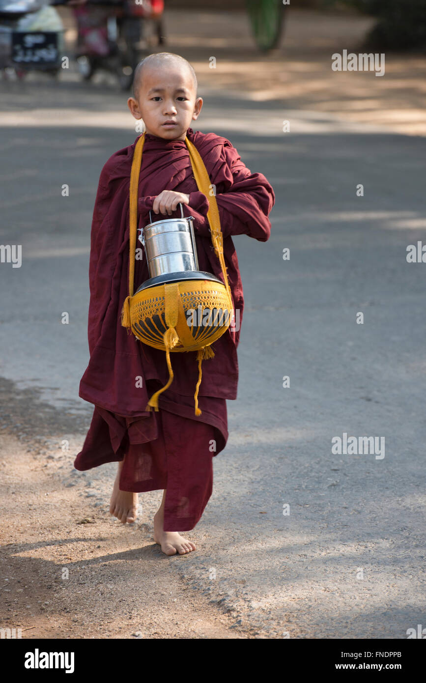 Ein junger Mönch auf seiner Morgen Almosen rund, Bagan, Myanmar Stockfoto