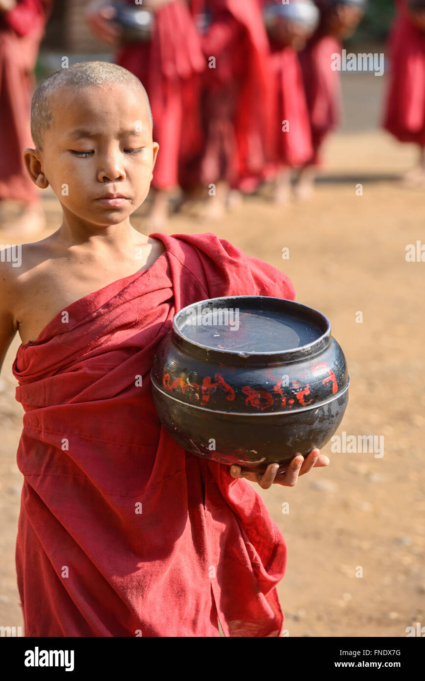 Ein junger Mönch auf seiner Morgen Almosen rund, Bagan, Myanmar Stockfoto