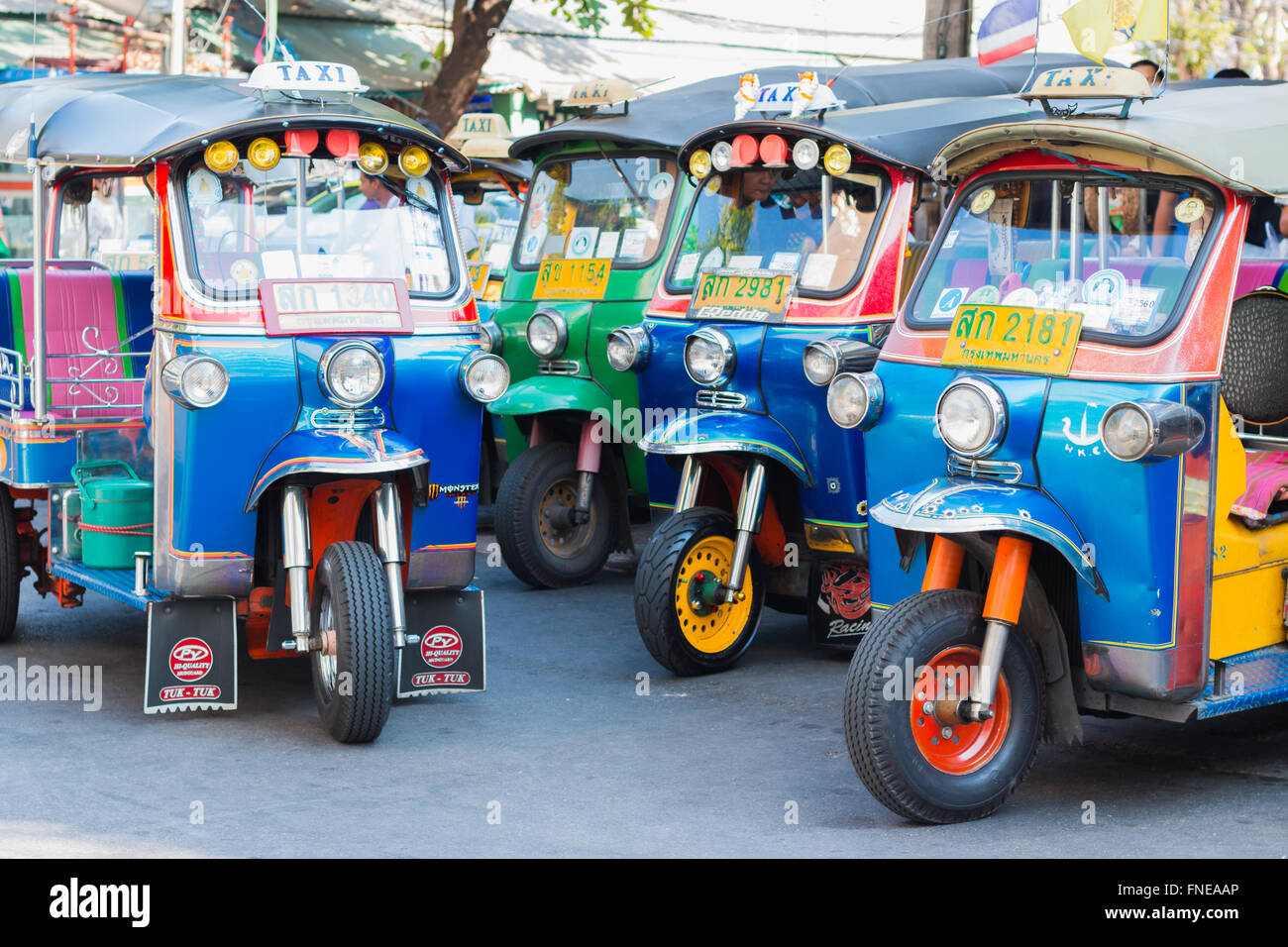 BANGKOK - MAR.13: Thai Tuk Tuk Taxi auf Maharaj Road Rattanakosin Island von Bangkok auf MAR.13, 2016 in Bangkok, Thailand. Stockfoto