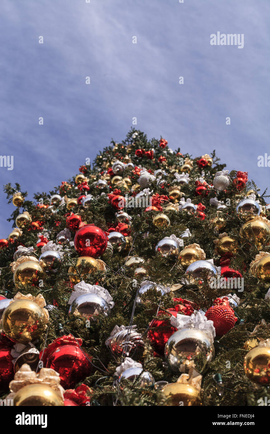 Extrem hohen Weihnachtsbaum geladen mit Ornamenten im Dezember Stockfoto