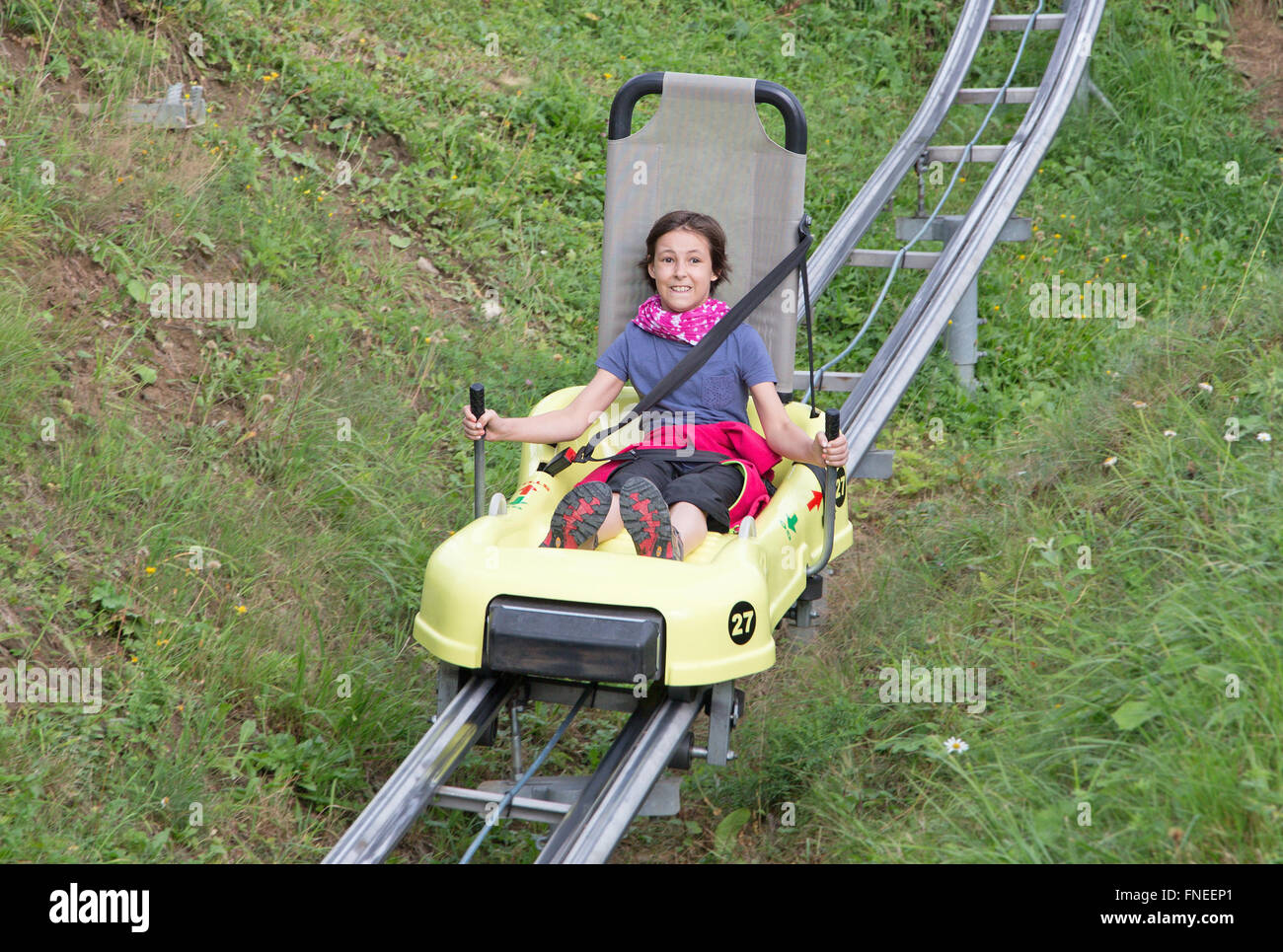 Mädchen auf der Bob-Fahrt in Tatranska Lomnica - hohe Tatra - Slowakei Stockfoto
