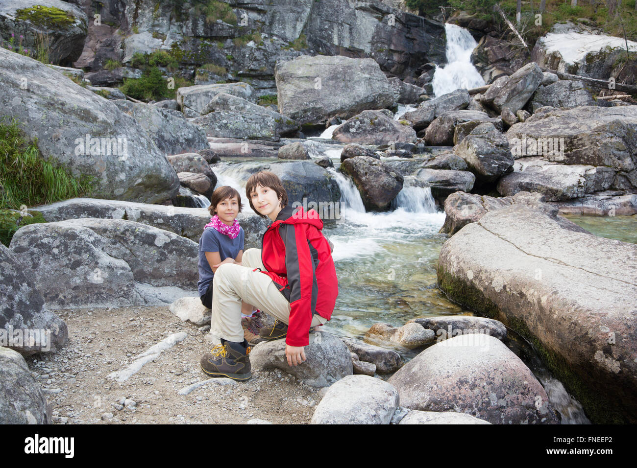 Hohe Tatra - Studenovodske Wasserfälle und junge Mädchen Stockfoto