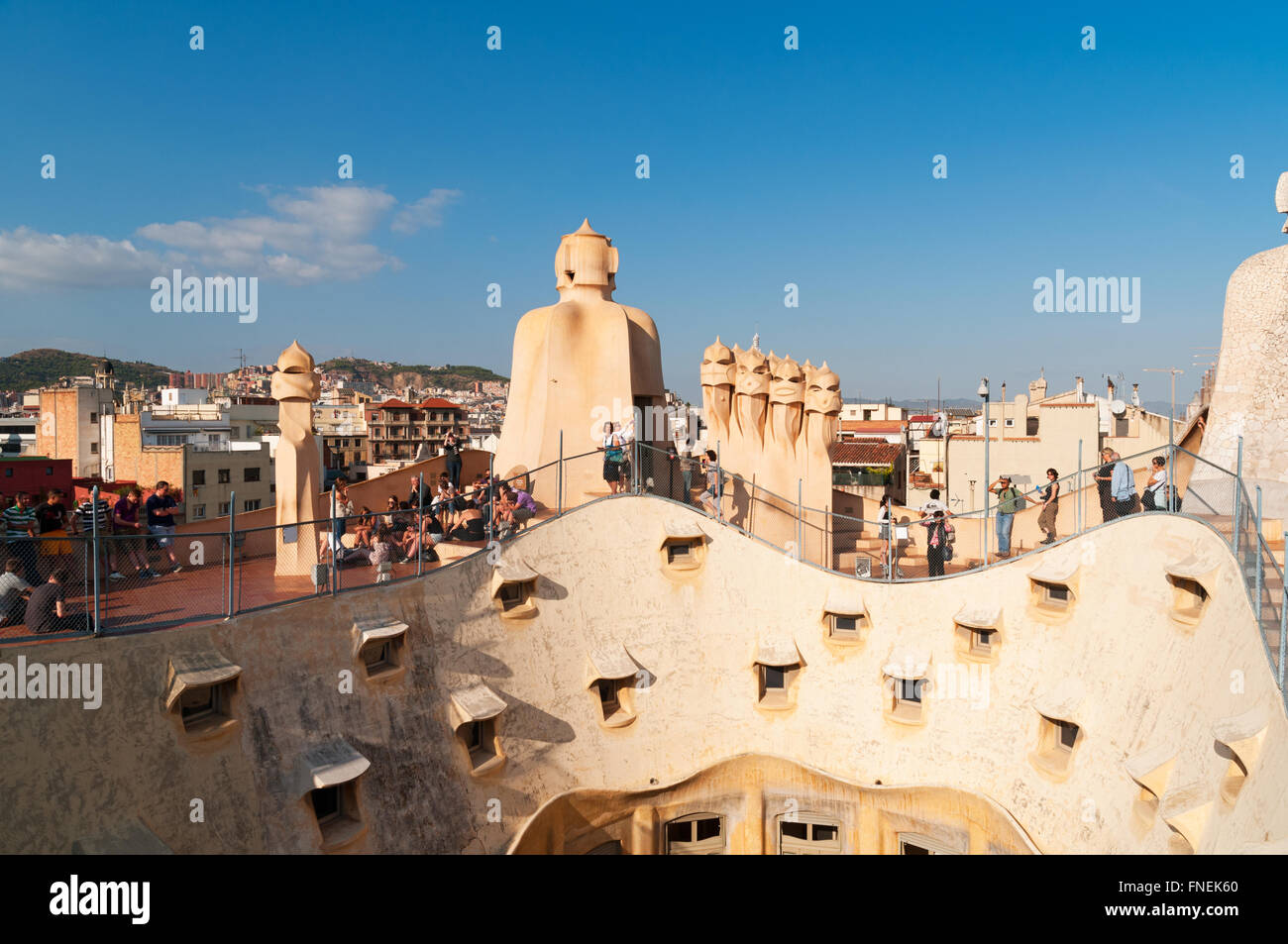 Barcelona, Spanien - 16. Oktober 2011: Tourist ruht in der Nähe der Belüftung Türme auf dem Dach des La Pedrera und Casa Mila, Barcelona, Stockfoto
