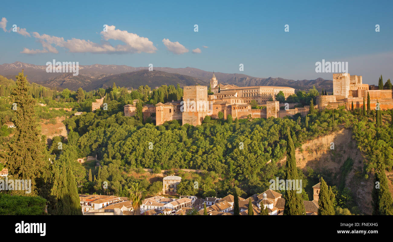 Granada - Alhambra-Palast und Festungsanlage im Abendlicht. Stockfoto