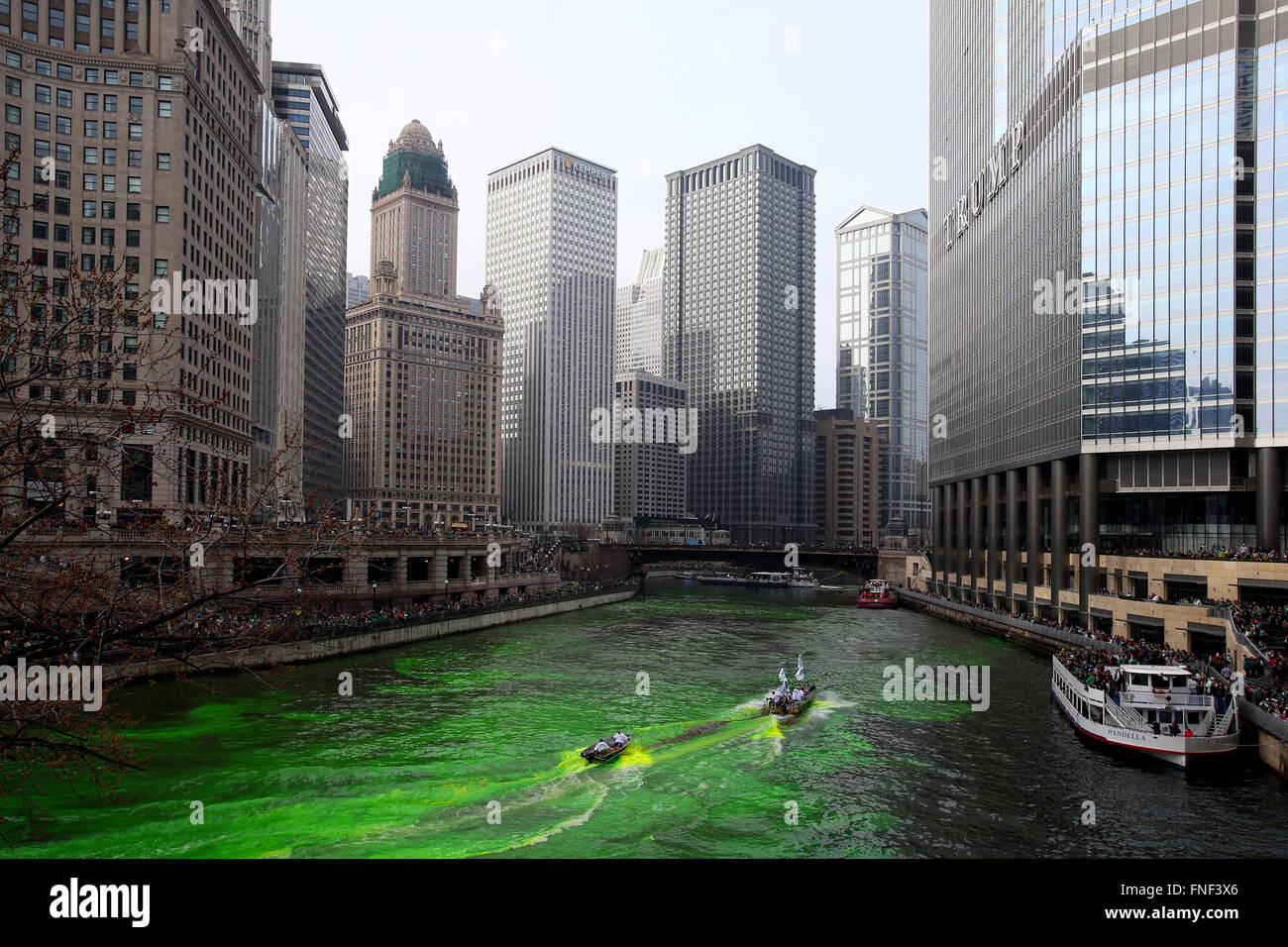 Der Chicago River ist durch Verbandsmitglieder der Klempner zu Ehren von St. Patricks Day grün gefärbt. Stockfoto