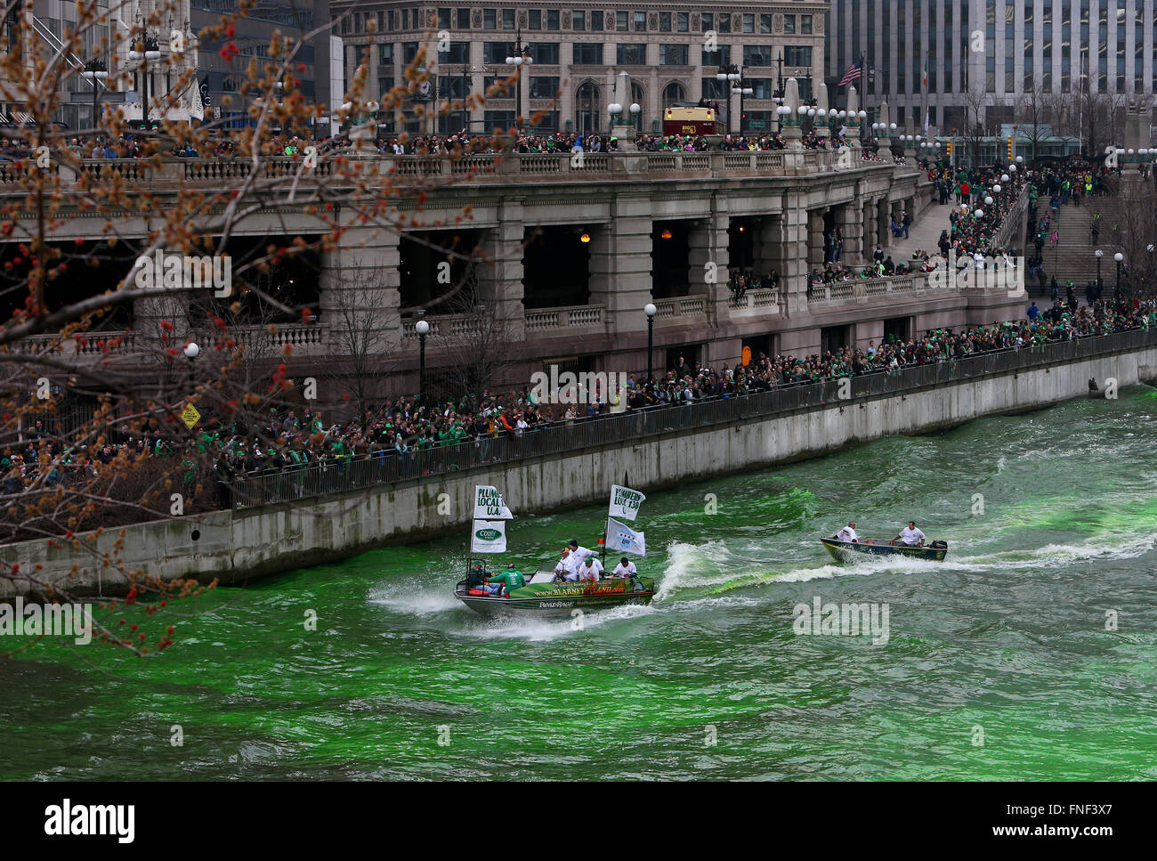 Durch Verbandsmitglieder der Klempner zu Ehren von St. Patricks Day wird den Chicago River grün gefärbt. Stockfoto