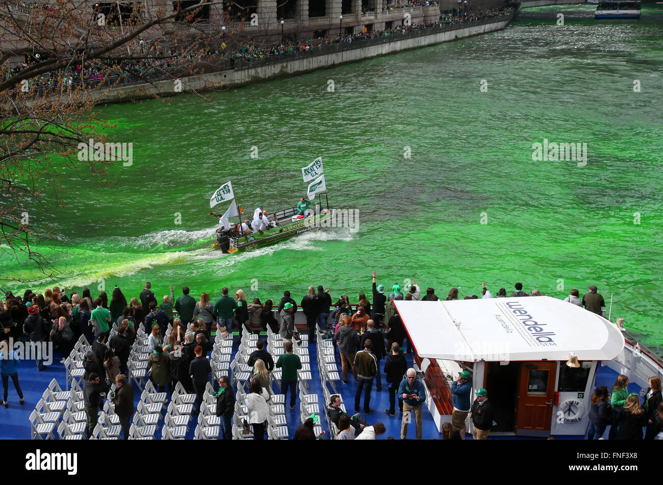 Chicago River wird von Mitgliedern der Klempner Union zu Ehren von St. Patricks Day in der Innenstadt von Chicago, Illinois, Un grün gefärbt Stockfoto