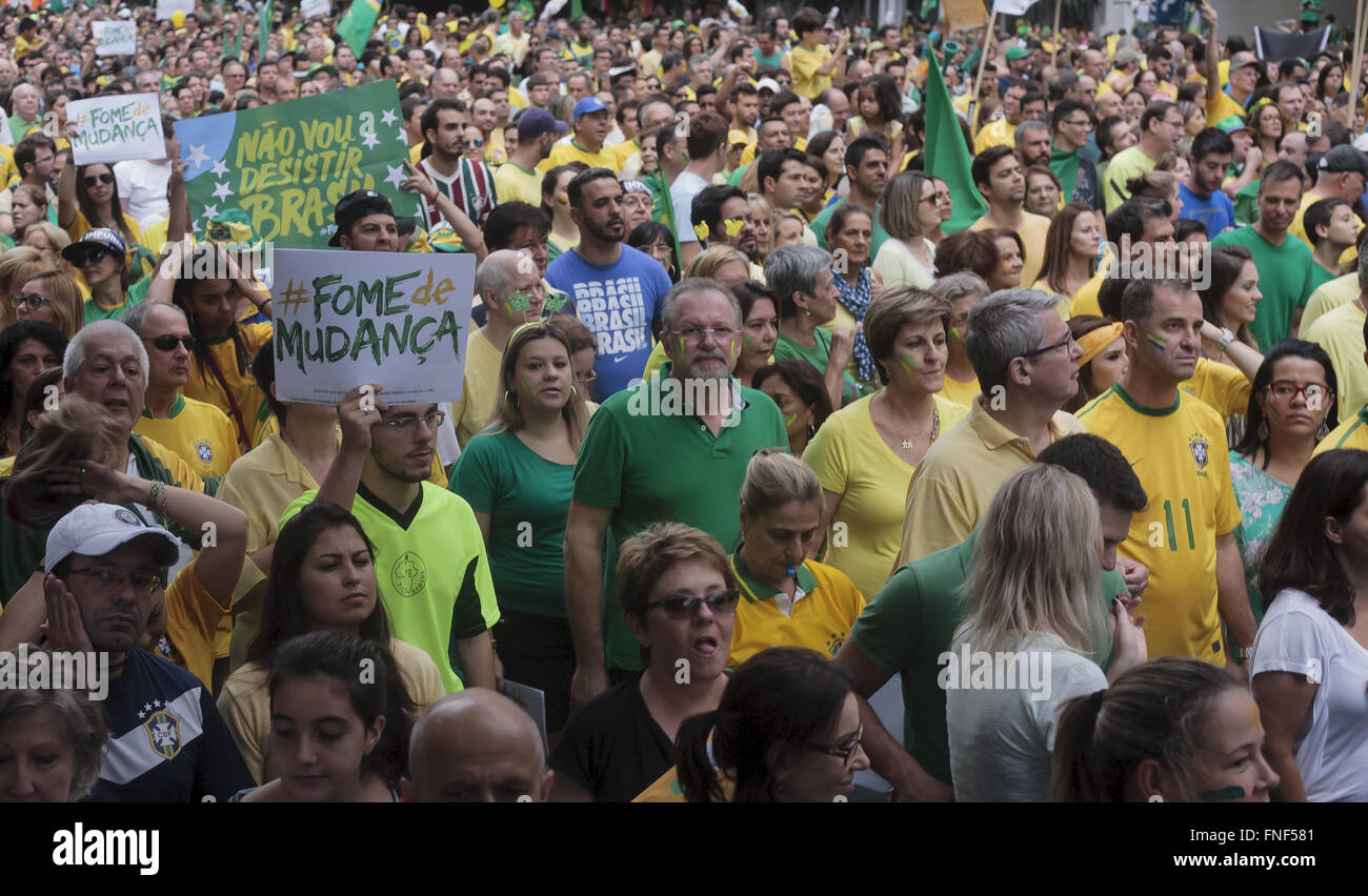 Sao Paulo, SP, Brasilien. 13. März 2016. Ein Masseder Demonstranten nehmen Paulista Avenue in der Innenstadt von Sao Paulo. Blau, nahm gelb und grün, brasilianischen Nationalflagge Farben es völlig die Straße einer der Sao Paulo, die wichtig und entwickelten Wirtschaft und Sozialbereich. Aber die große Menschenmenge, die gelben Fußball-Trikots und die Samba Karneval Musik entlang des Protests gespielt, in der Tat ist es irrelevant. Somit ist Präsidentin Dilma Roussef über Nominee ehemaligen Präsidenten Luiz Ignacio Lula Da Silva (LULA) als Minister ihrer Regierung. Die Ziele der Demonstranten auf die größte politische Partei PT und diese Stockfoto