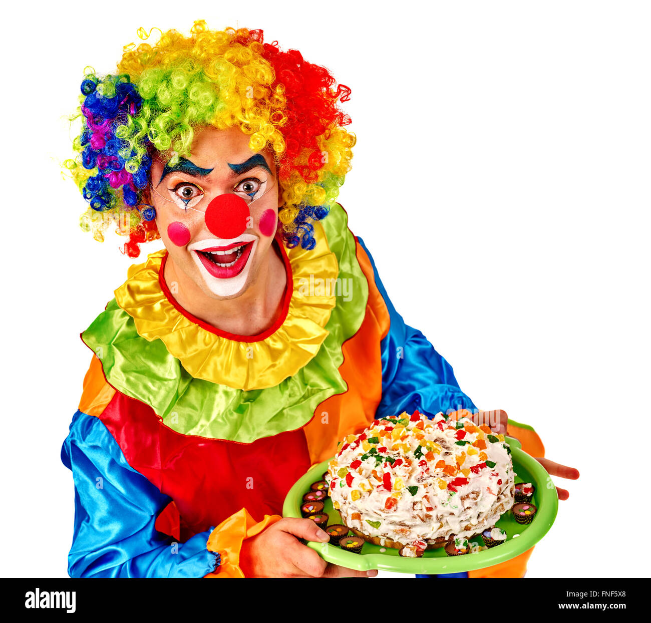 Alles Gute zum Geburtstag Clown Mann hält Kuchen auf Teller. Stockfoto