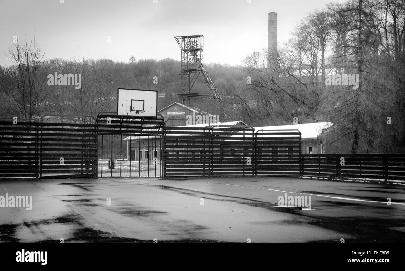 Basketballkorb in der Nähe von mir Landek in regnerischen Tag schwarz-weiß Fotografie Stockfoto