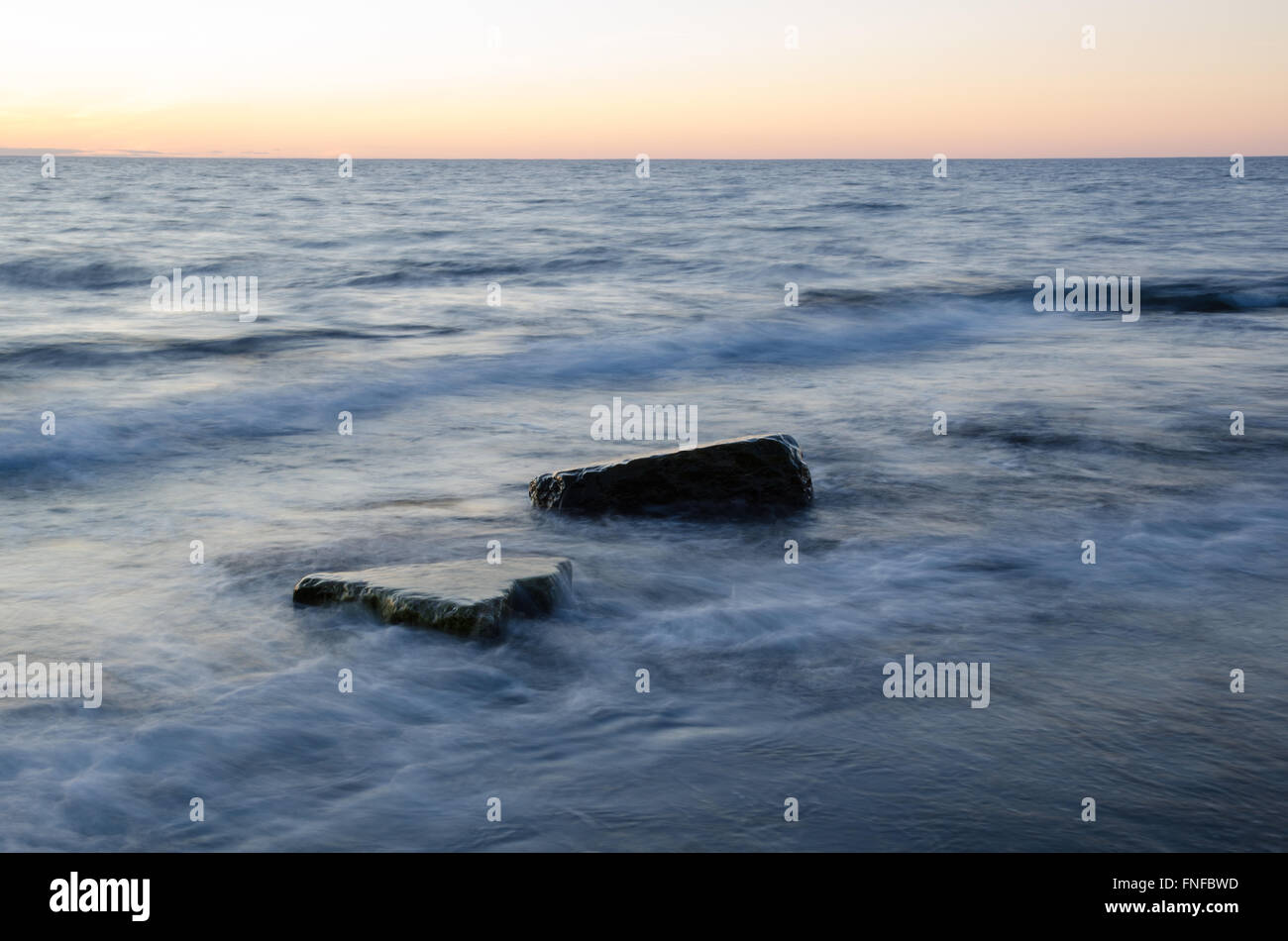 Felsen in weichen milchiges Wasser an der Küste der schwedischen Insel Öland in der Ostsee Stockfoto