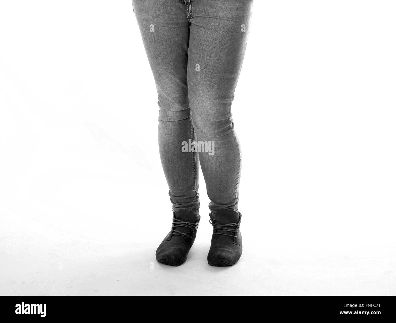 Beine einer jungen Frau in Stiefeln und enge jeans Stockfotografie - Alamy
