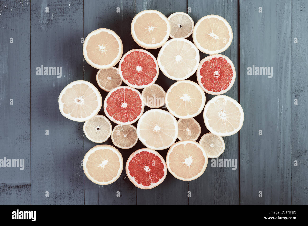 Rückwirkung von Orange, Grapefruit und Zitrone-Zitrusfrucht-Scheiben Stockfoto