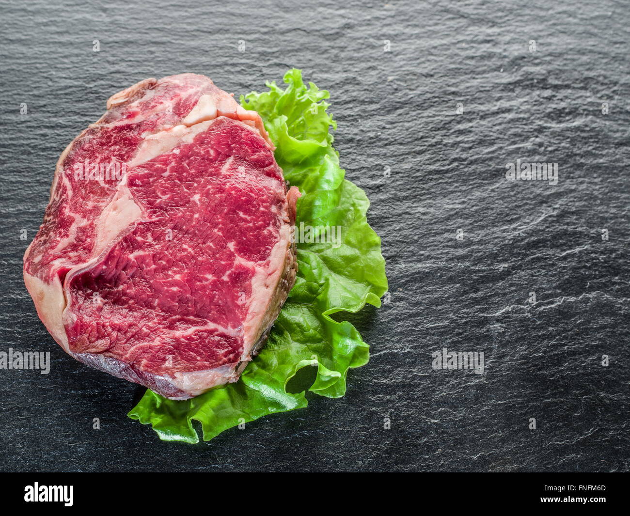 Ribeye Steak auf dem schwarzen Graphit-Hintergrund. Stockfoto