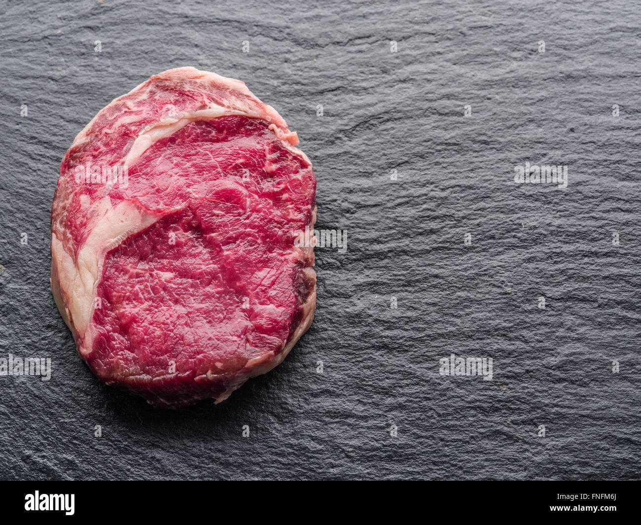Ribeye Steak auf dem schwarzen Graphit-Tablett. Stockfoto