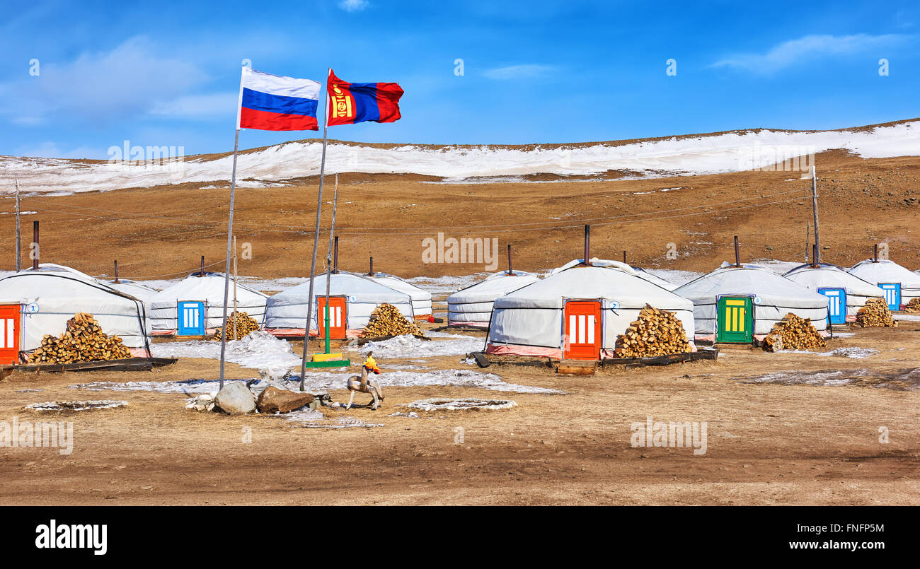 Russische und mongolische Fahne neben Jurten. Mongolei Stockfoto