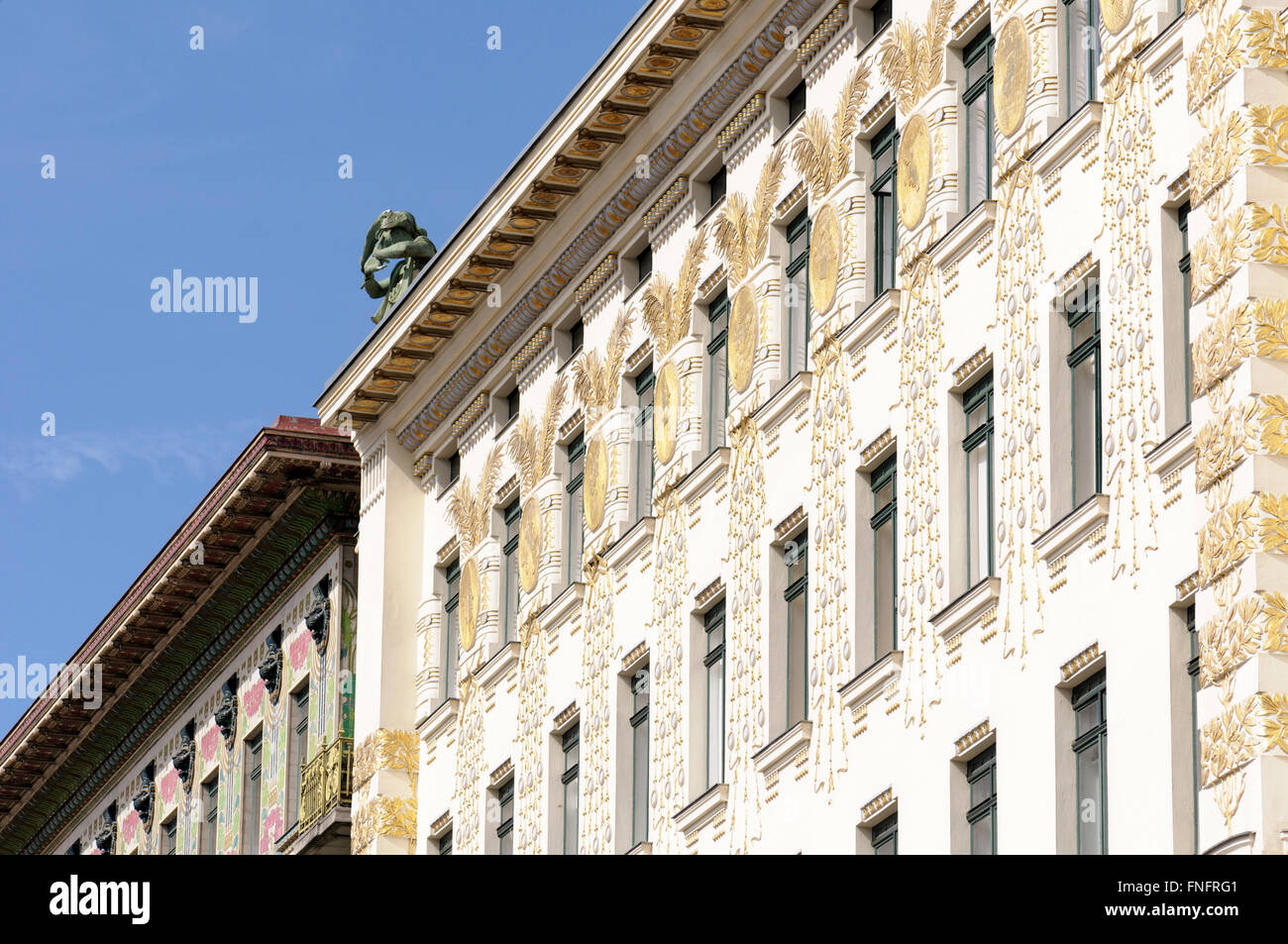 Vergoldete Palmblätter, stilisierten Pfauenfedern, gekoppelt mit gold Medaillons (Kolo Moser) an der Fassade des die "Jugendstil Stockfoto