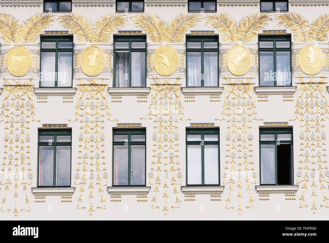 Vergoldete Palmblätter, stilisierten Pfauenfedern, gekoppelt mit gold Medaillons (Kolo Moser) an der Fassade des die "Jugendstil Stockfoto