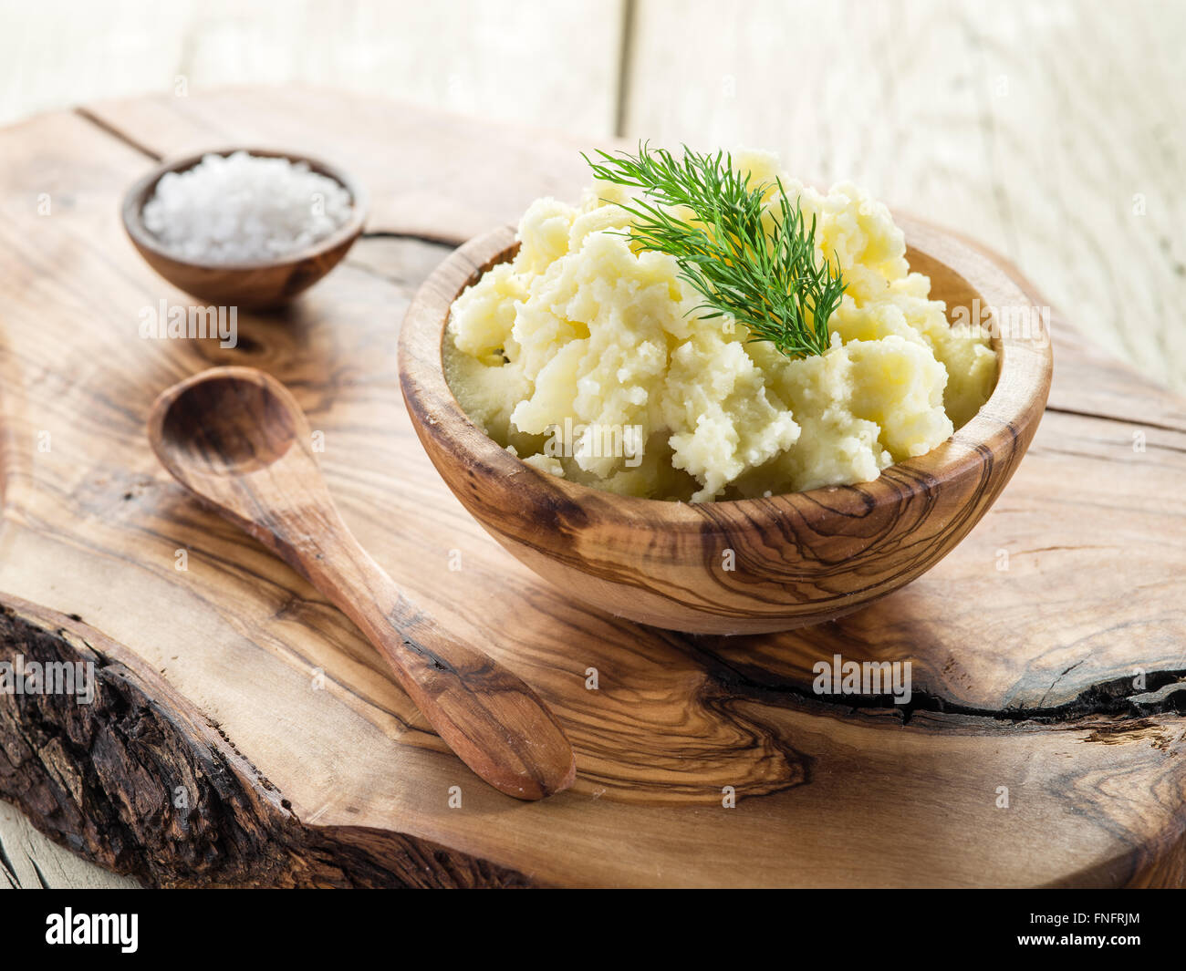 Kartoffelpüree in die hölzerne Schüssel auf das Tablett. Stockfoto