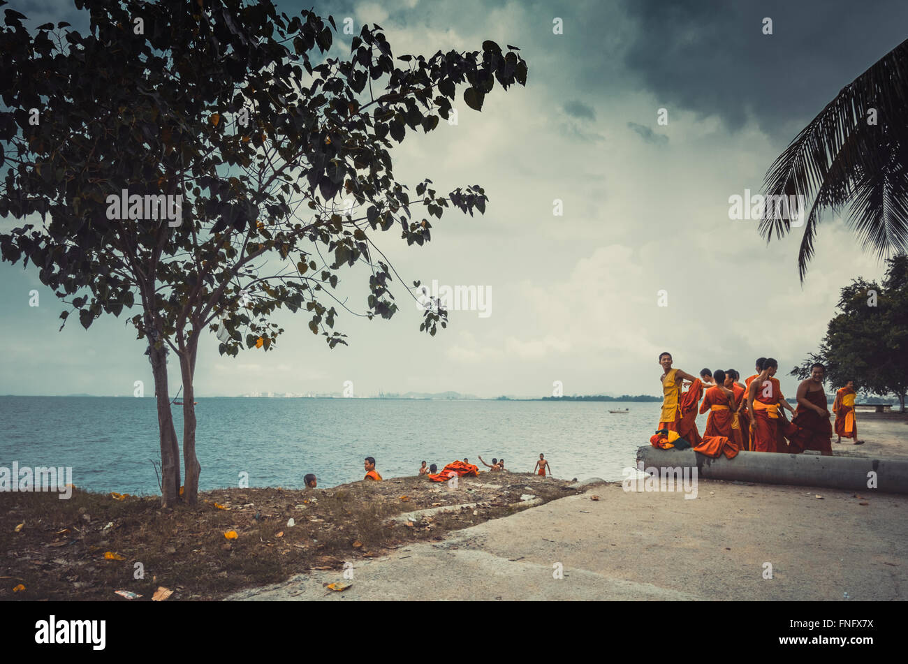 Am frühen Morgen in der Jittapawan buddhistischen Schule mit Novizen Stockfoto